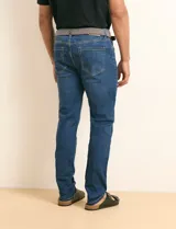 Pantalón de jean azul corte slim de cinco bolsillos, con diseño clásico y acabado deslavado.