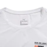 Remera deportiva blanca de manga corta con cuello redondo y estampado con la leyenda "RUN ON LIGHT RUNNING MY HEART IS RACING" en el pecho.