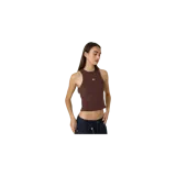 Musculosa de canalé marrón chocolate, de corte ajustado, con cuello redondo y sisa pronunciada. Presenta un pequeño logo bordado en el centro del pecho.