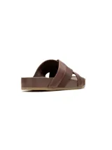 Sandalias de hombre con diseño de tiras cruzadas en combinación de cuero y tejido textil, con suela plana de goma.