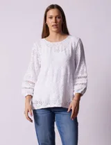 Blusa blanca con bordado calado tipo broderie, de mangas largas abullonadas.