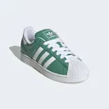 Championes Adidas Superstar II color verde con detalles en blanco, con exterior de cuero suave, las tres tiras laterales y la icónica puntera con relieve.