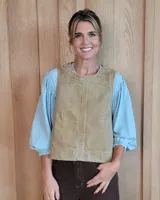 Chaleco de denim con diseño a rayas verticales, cuello redondo y corte recto. Presenta pespuntes en contraste y detalle de aberturas en los laterales.