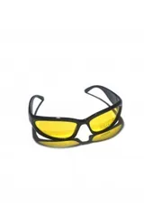 Lentes de sol Tendenza con armazón negro de diseño envolvente y lentes amarillos.