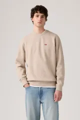 Sweater color arena de cuello redondo, con logo de Levi's bordado en rojo en el pecho.