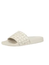 Ojotas tipo slide Calvin Klein con capellada ancha estampada con el monograma de la marca. Poseen una plantilla anatómica contorneada para mayor confort y suela de EVA.