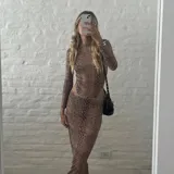 Pollera larga de microtul con estampado animal print de serpiente en tonos marrones, de corte ajustado y cintura elástica.