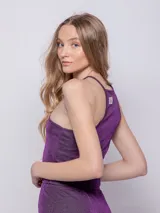 Top asimétrico de tela brillante color azul, sin mangas.