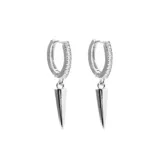 Par de caravanas plateadas con forma de aro y colgante en forma de cono.