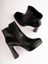 Botines negros de cuero sintético con plataforma y taco geométrico.