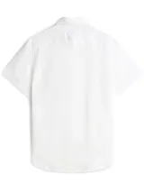 Camisa blanca de lino de manga corta con cuello abotonado y logo de Tommy Hilfiger bordado en el pecho.