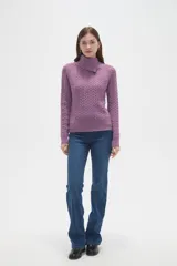 Sweater de punto con diseño de ochos, cuello alto y mangas largas, de corte holgado.