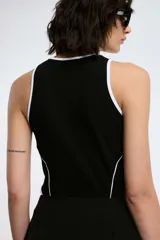 Body de estilo deportivo color bordó con ribetes en contraste color negro. Presenta un diseño de cuello redondo, sin mangas y un corte de pierna alto y pronunciado.