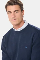 Buzo tejido de lana con escote redondo a la base, de manga larga y calce clásico.