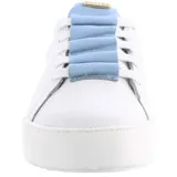 Championes de cuero blanco con plataforma, detalle de volados en la lengüeta en color celeste y suela con detalle en el talón a tono.