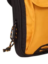 Bolso tipo morral Caterpillar, color amarillo con detalles en negro. Cuenta con compartimento principal con cierre, bolsillo frontal con solapa, parche reflectante y correa ajustable.