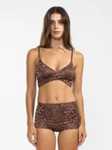 Bombacha de bikini estilo boyshort confeccionada en jacquard felino italiano con tiro medio y cobertura amplia.