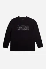 Remera negra de manga larga con cuello redondo y estampado frontal con la frase "Create the adventure".