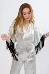 Mono largo de seda color celeste, con escote en V cruzado, mangas cortas amplias con flecos negros y cintura elastizada.