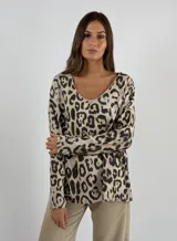 Blusa beige con estampado animal print de leopardo, escote en V y mangas largas.