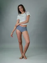 Bombacha hipster de cintura alta Calvin Klein Invisibles, color gris, sin costuras y con logo de la marca en la cintura.