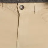 Pantalón chino de corte slim y diseño clásico en color beige, con bolsillos laterales y traseros tipo ojal.