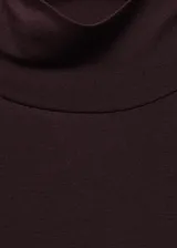 Camiseta de cuello alto color borgoña, de manga larga y corte ajustado.
