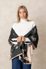 Pashmina reversible de textura suave y caída fluida, con diseño estampado de hojas de ginkgo biloba. Presenta un lado con fondo oscuro y otro con fondo claro, finalizando en ambos extremos con flecos cortos deshilachados.