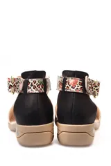 Sandalia baja Vanzetti modelo Grace, con suela de burbuja color beige, talón cerrado de cuero marrón y tiras en el empeine con estampado combinado de leopardo, cuadros y flores, además de hebilla metálica ajustable.