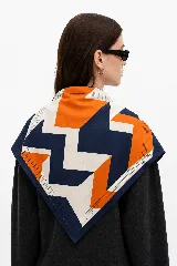 Pañuelo cuadrado con diseño geométrico en tonos naranja, azul marino y crema, con bordes lineales.