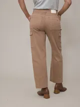 Pantalón cargo color beige de denim, con corte recto y bolsillos laterales con solapa.