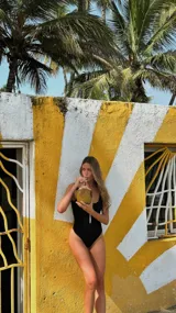 Traje de baño enterizo negro de lycra, corte vedetina y cierre frontal con cremallera blanca.