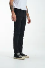 Pantalón jean negro de corte recto y tiro medio.