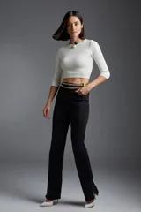 Pantalón de jean negro de corte recto con aberturas en el ruedo.