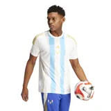 Remera de fútbol Adidas de la colección Messi Pitch 2 Street, con diseño entallado, tejido transpirable AEROREADY, rayas verticales celestes y logo de Messi en dorado.