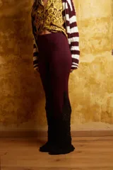 Pantalón de tiro medio color borgoña con elástico en la cintura y caída en evase similar a un oxford intervenido a mano en Uruguay con punto crochet en 100% algodón color negro. Talle único.