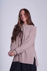 Sweater azul eléctrico de punto acanalado, con cuello redondo y mangas largas. Corte holgado con aberturas laterales.