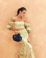 Falda midi de tiro alto con estampado floral, corte acampanado y volantes en el ruedo.