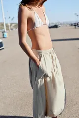 Pantalón de tiro medio confeccionado en nylon, con cintura elástica ajustable mediante cordones. Presenta bolsillos de plastrón en el delantero y bajo con acabado elástico.