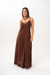 Vestido largo color marrón chocolate, de corte recto y holgado, con escote en V y tirantes finos.