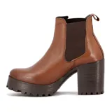 Bota de cuero color chocolate, con elástico lateral, plataforma y taco cuadrado.