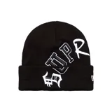 Gorro de lana negro con vuelta, de la colaboración entre Supreme y New Era, con bordado grande de letras en blanco y negro en diagonal.