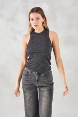 Musculosa de tejido acanalado con acabado brillante, de corte ajustado al cuerpo y cuello redondo alto.