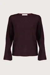 Suéter de punto color púrpura con cuello perkins, manga larga y puños acampanados. Presenta una textura sutil con acabado brillante.