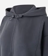 Campera deportiva Get Over de corte regular, confeccionada en tejido texturizado color gris oscuro. Presenta cierre frontal con zíper, capucha con cordones ajustables y mangas largas con puños elásticos.