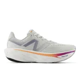Championes de running New Balance Fresh Foam X 1080 V14, color gris claro con detalles en violeta y naranja.