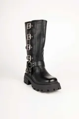Bota alta tipo biker Daniel Cassin de color negro, con suela track gruesa y taco bajo. Presenta múltiples correas con hebillas metálicas plateadas en la caña y alrededor del tobillo.
