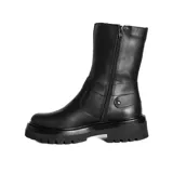 Bota de cuero negro con caña media, suela track robusta y detalles de correas con hebillas metálicas en el tobillo y la parte superior.