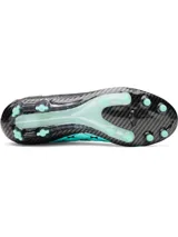 Championes de fútbol Under Armour Magnetico Elite, color negro con detalles en verde agua. Presentan tecnología UA Clone para un ajuste personalizado, impresión 3D para mayor control y zona de golpeo de silicona. Cuentan con cuello de punto tipo calcetín y suela ligera con tacos mixtos para superficies naturales firmes.