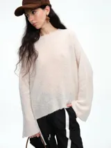 Sweater de tejido de punto liviano con mezcla de mohair, color beige con lentejuelas sutiles integradas. Presenta cuello redondo, hombros caídos y mangas largas con diseño acampanado.